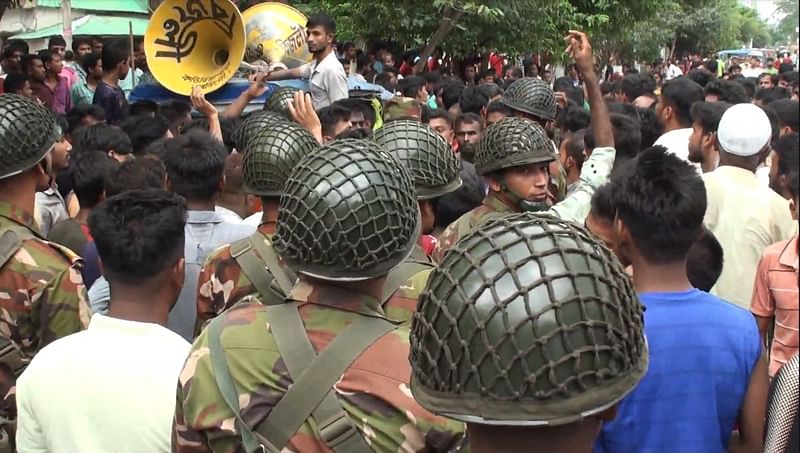 লাশ উদ্ধারের ঘটনায় ক্ষুব্ধ একদল শ্রমিক স্থানীয় ব্যবসায়ীর কারখানা-বাড়িতে আগুন দেয়। পরিস্থিতি নিয়ন্ত্রণে ঘটনাস্থলে সেনাবাহিনী উপস্থিত হয়। আজ শুক্রবার নরসিংদী শহরে